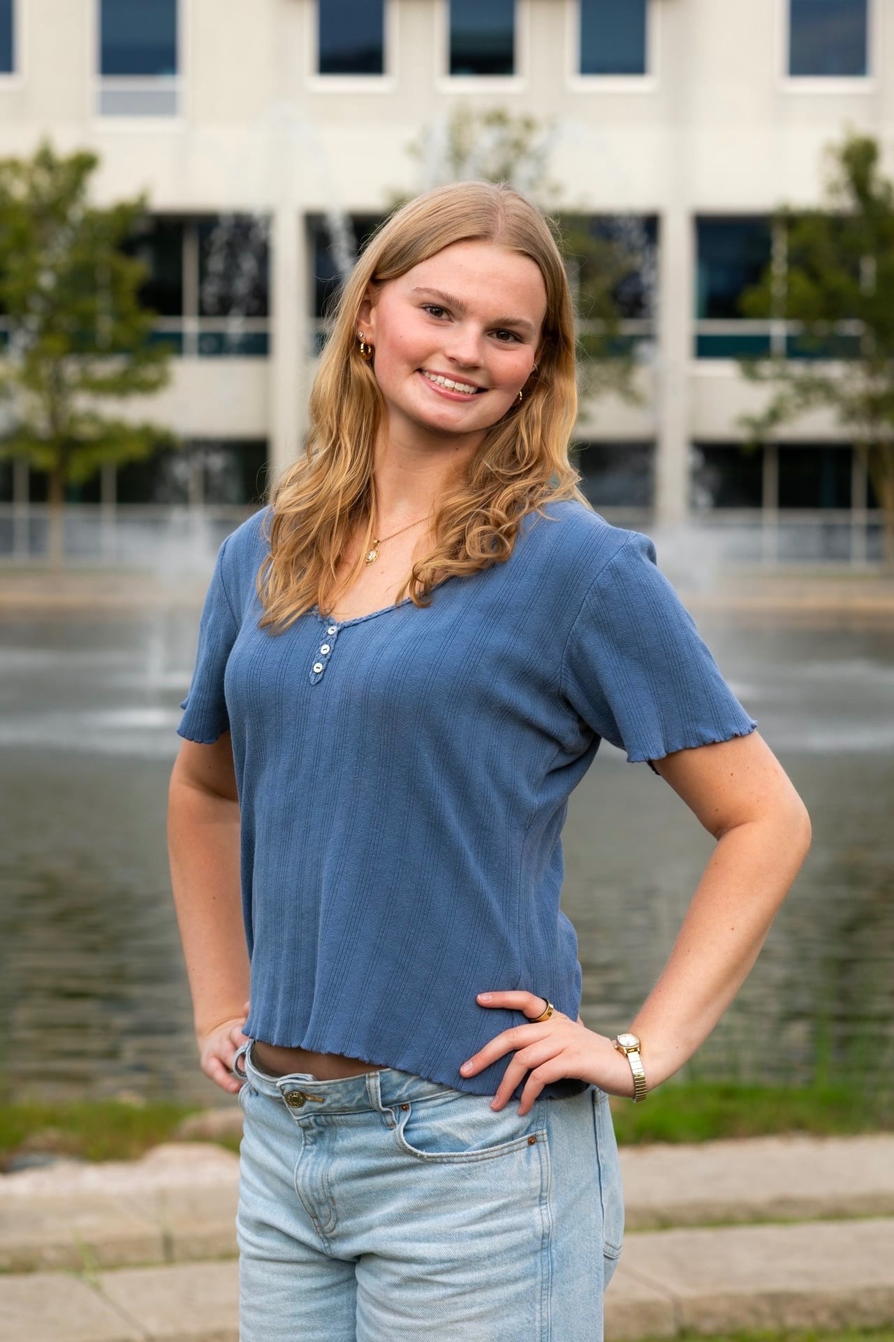 Headshot of Isabelle Card